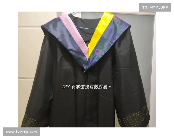 黑纱超薄“学士服”引发热议,女生发现内标签后尴尬不已(学士服黑色是什么专业) 黑纱超薄“学士服”引发热议,女生发现内标签后尴尬不已(学士服黑色是什么专业)
